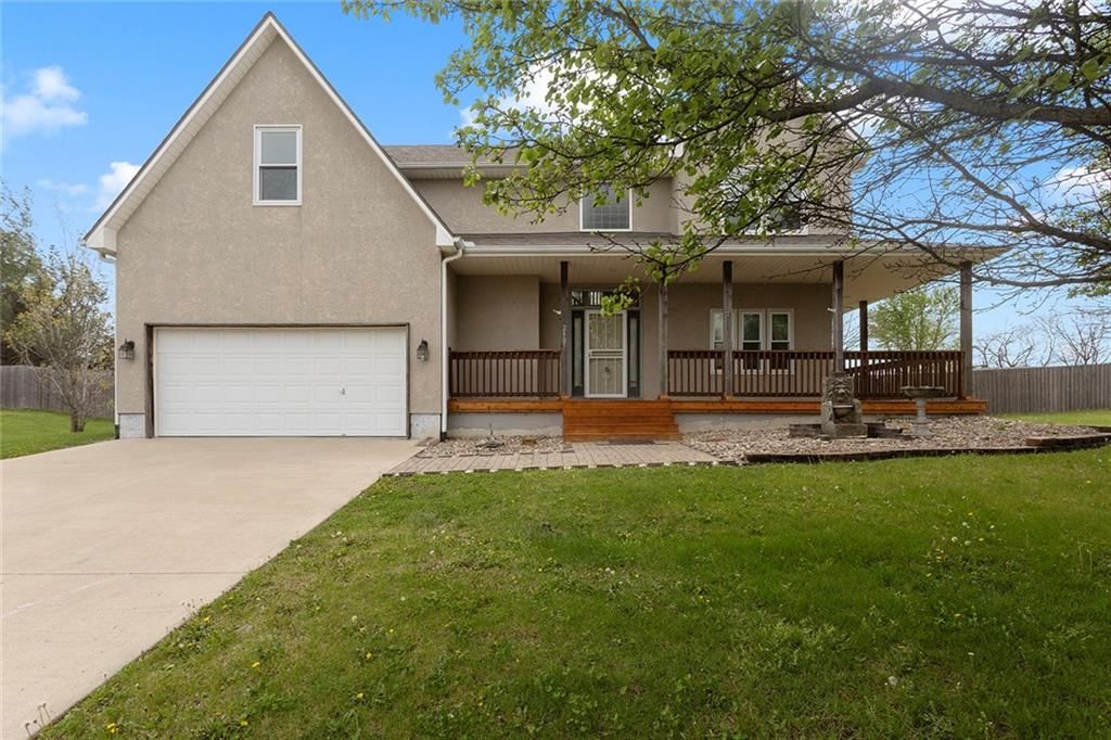 2305 SE Horseshoe Drive, Oak Grove, MO