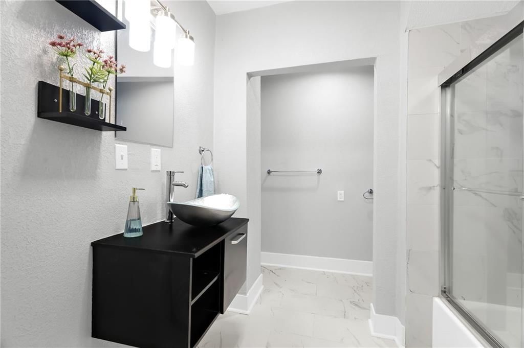 2528 Olive Street — photo 14