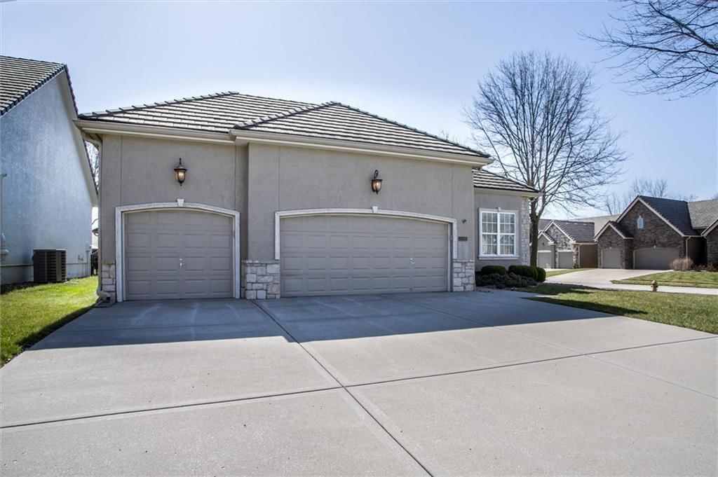 405 NW Greenview Drive — photo 2