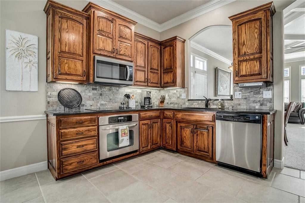 405 NW Greenview Drive — photo 8
