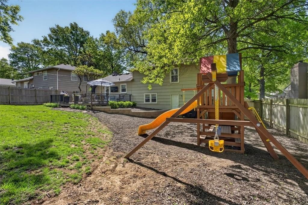 8806 W 72 Terrace — photo 32