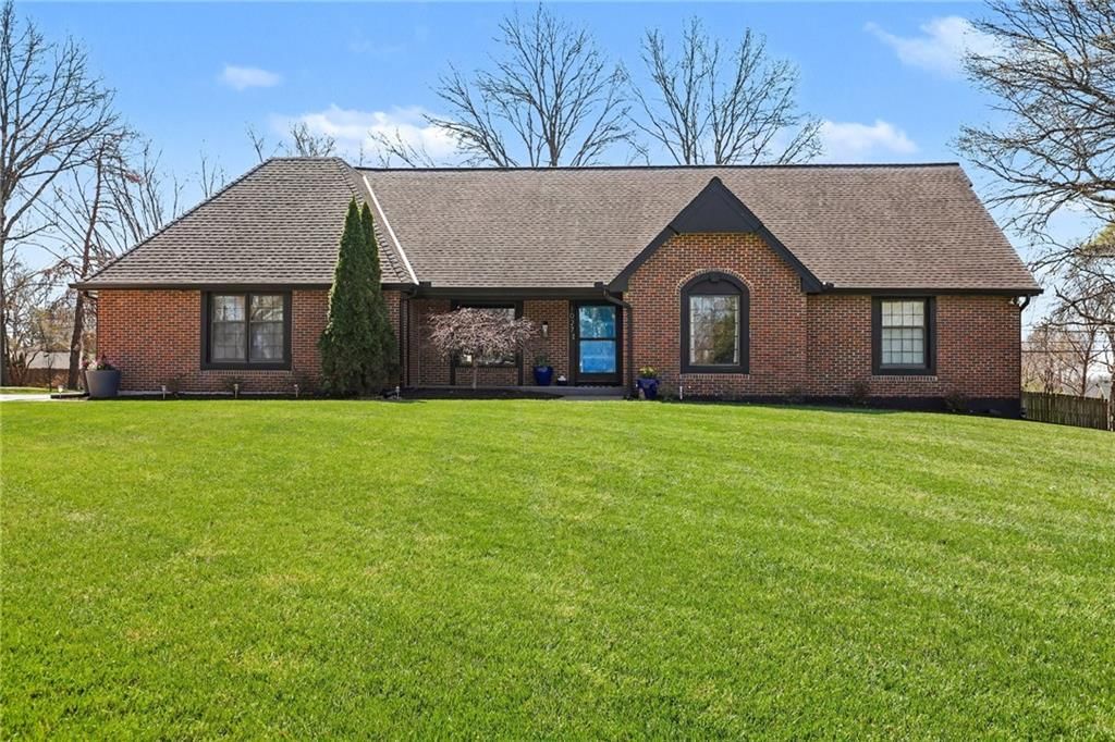 1027 W Burning Tree Drive, Kansas City, MO