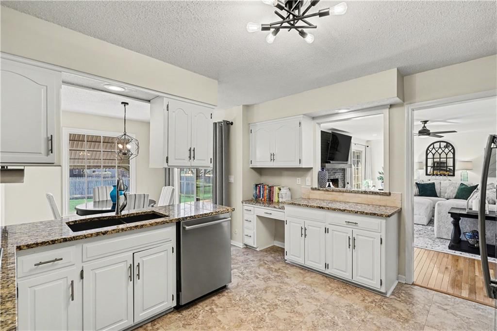 1027 W Burning Tree Drive — photo 13