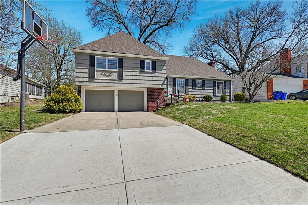 9207 MOODY PARK Drive, Overland Park, KS