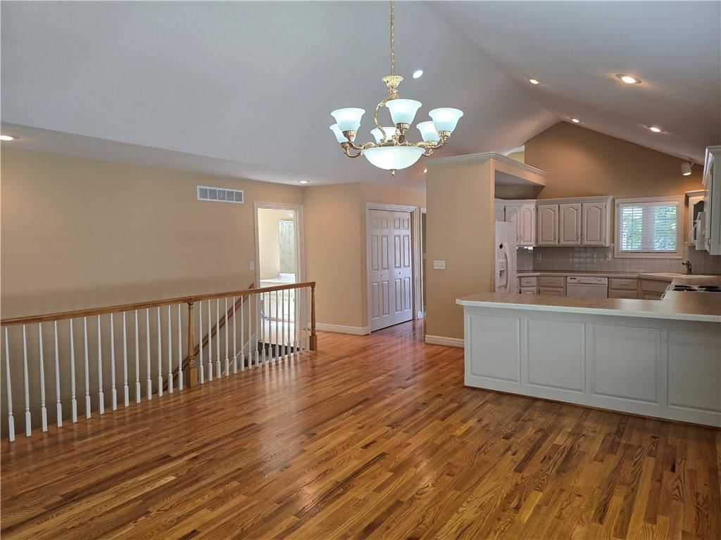 7833 N Cherry Street — photo 2