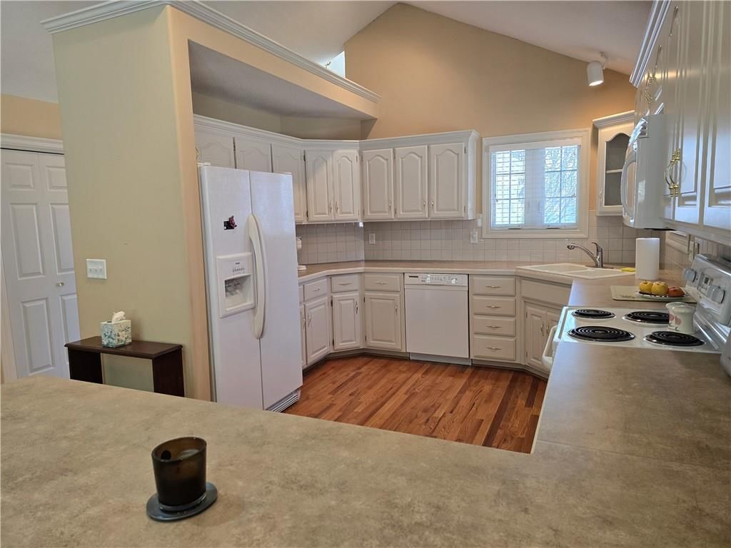 7833 N Cherry Street — photo 5