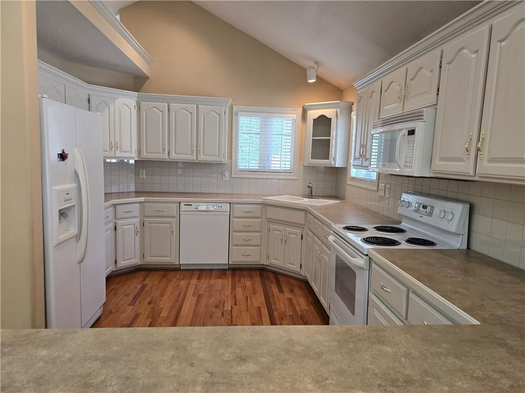 7833 N Cherry Street — photo 9