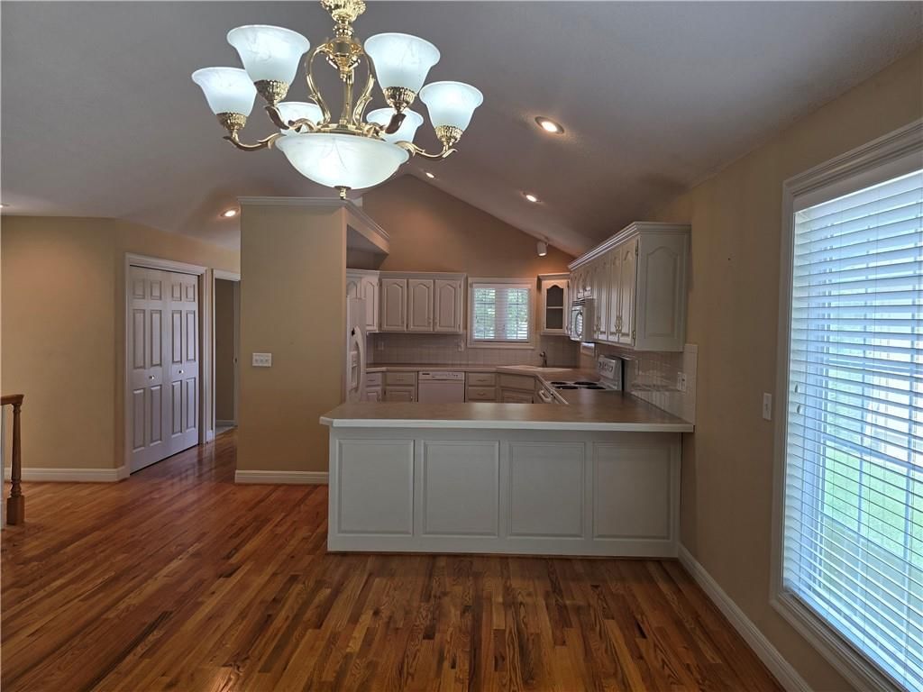 7833 N Cherry Street — photo 10