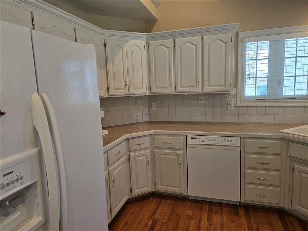7833 N Cherry Street — photo 11