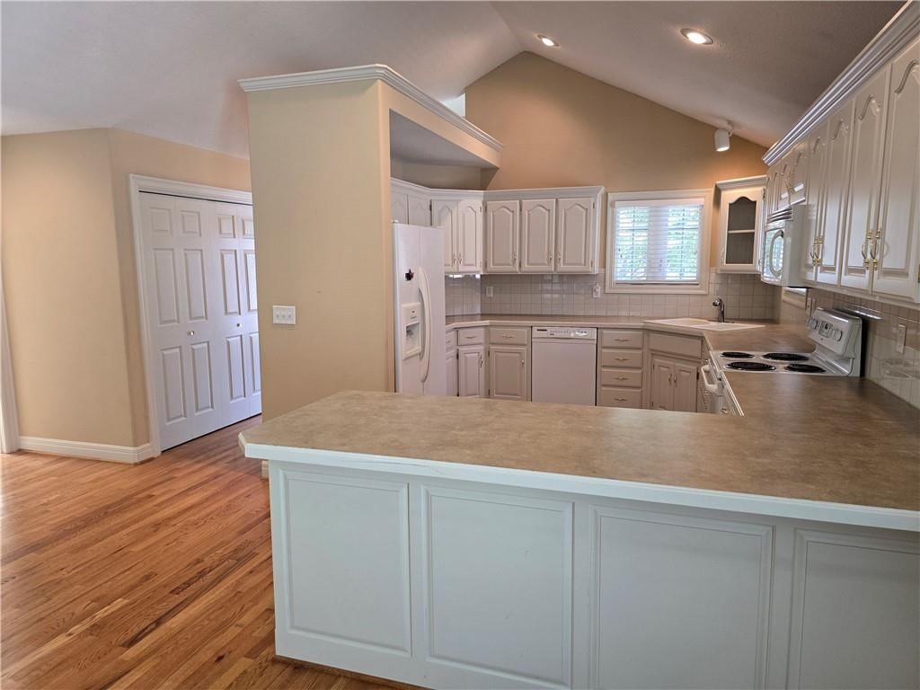 7833 N Cherry Street — photo 15