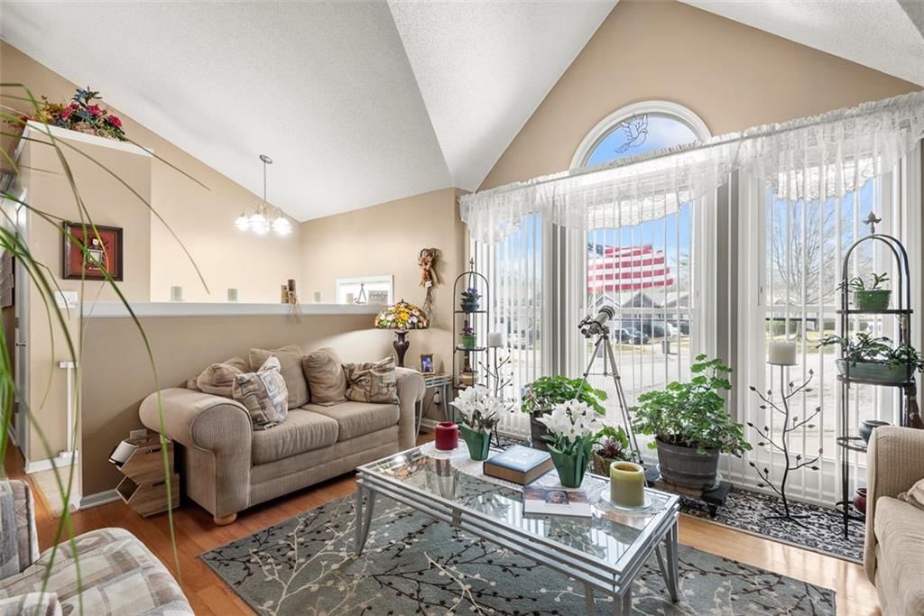 310 W Johnston Street — photo 4