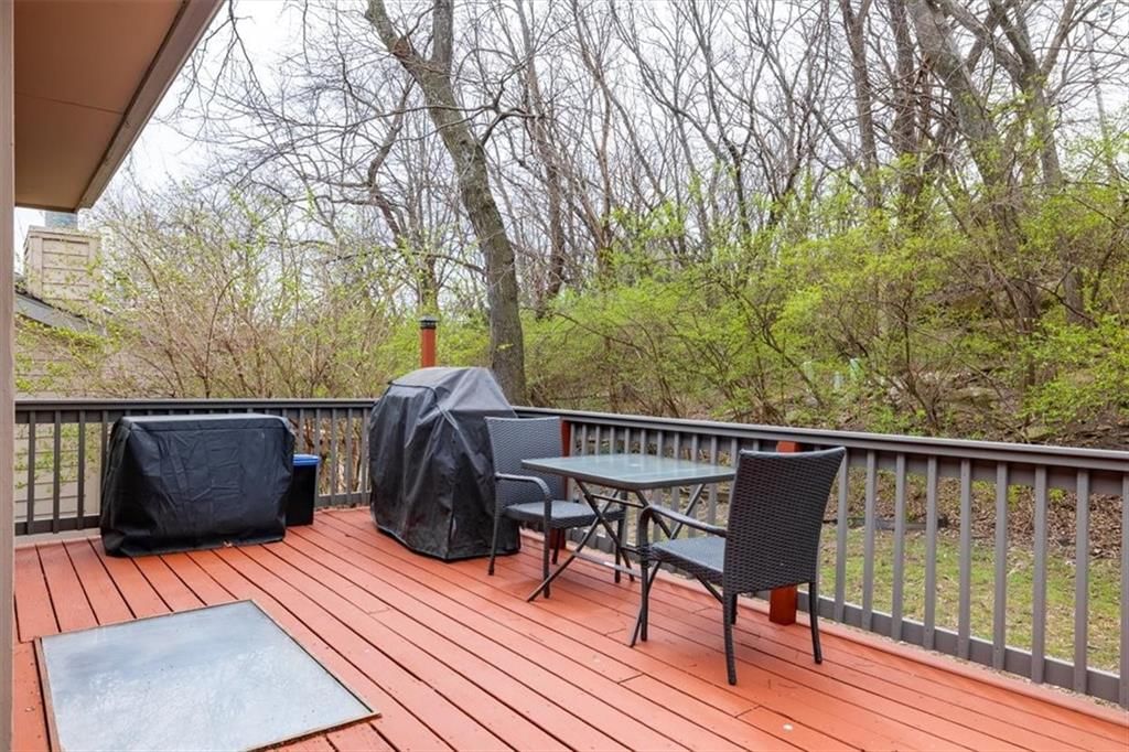 1405 Lawrence Avenue — photo 8