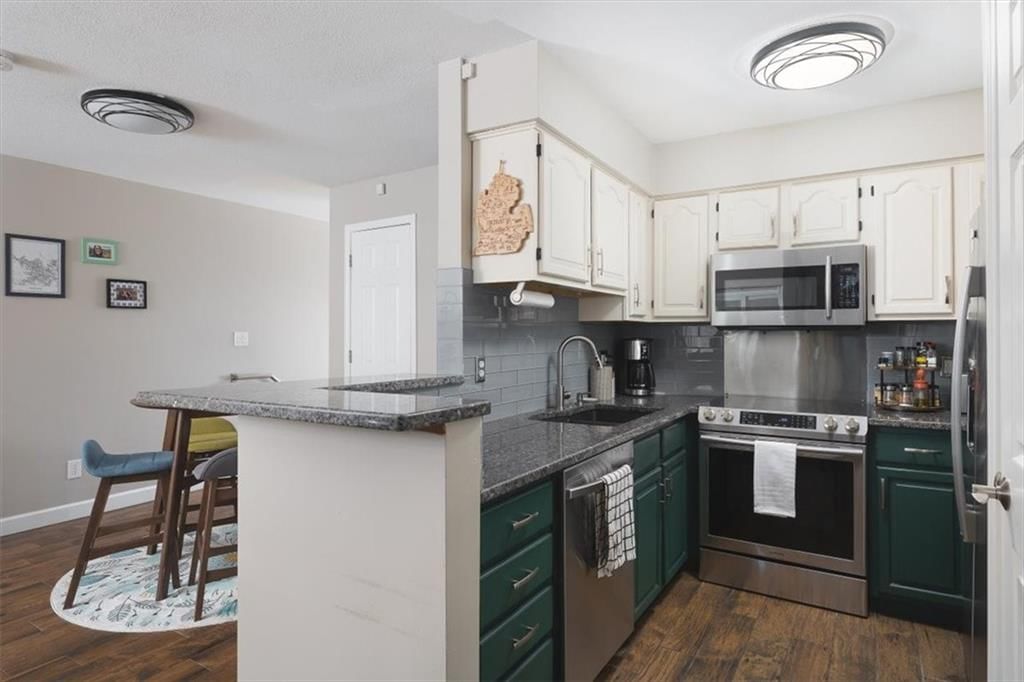 1405 Lawrence Avenue — photo 11