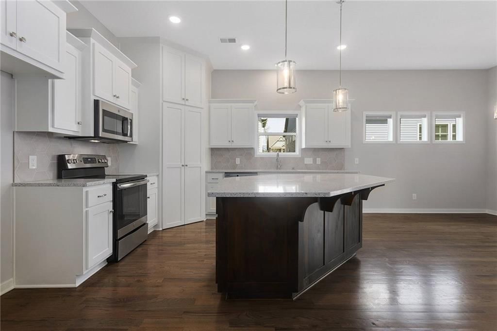 717 Riverwood Drive — photo 3