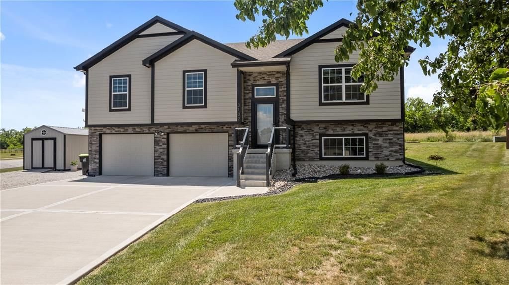 3102 Katy Trail Drive, Harrisonville, MO