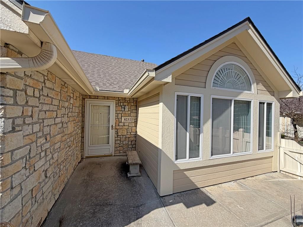 823 NE Devon Drive — photo 2