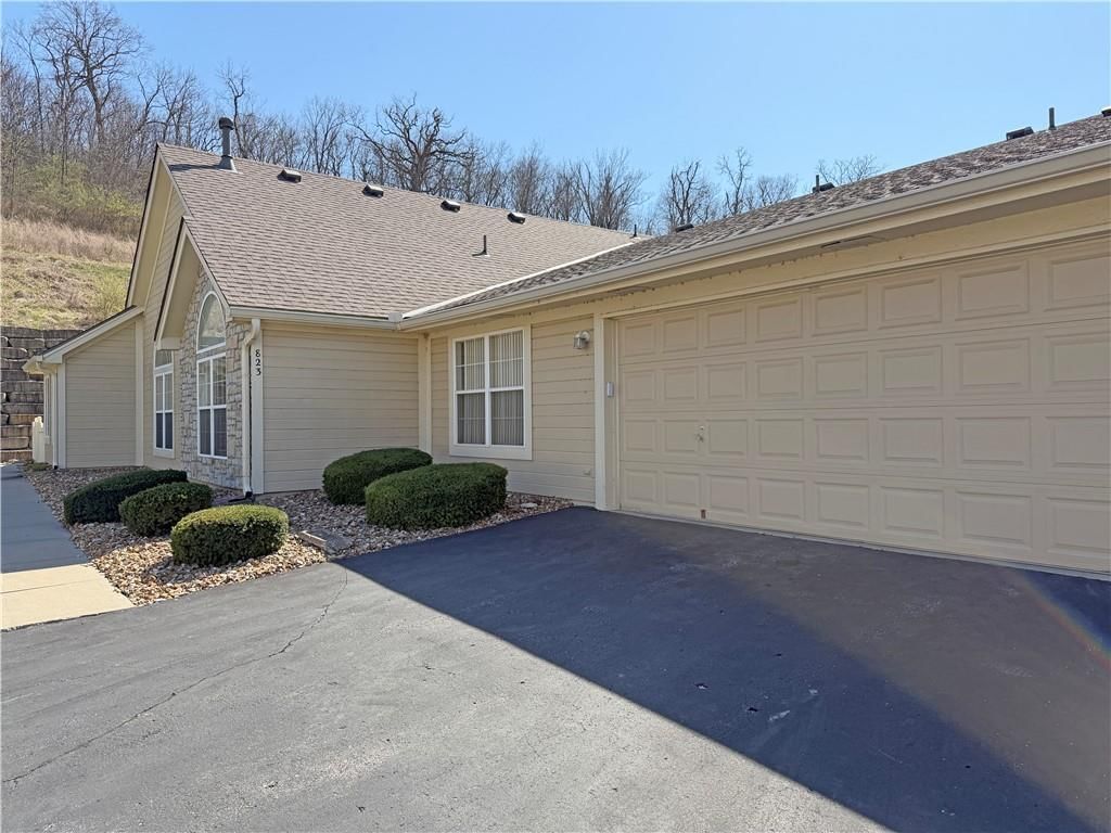 823 NE Devon Drive — photo 3