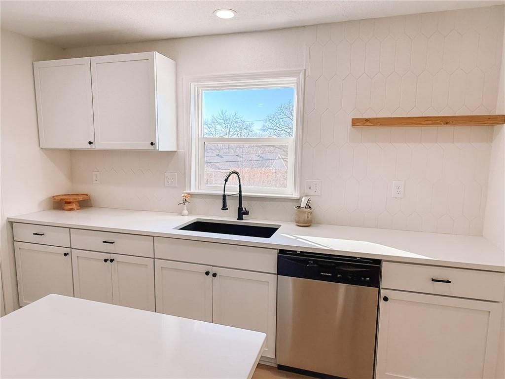 8910 Western Hills Drive — photo 12