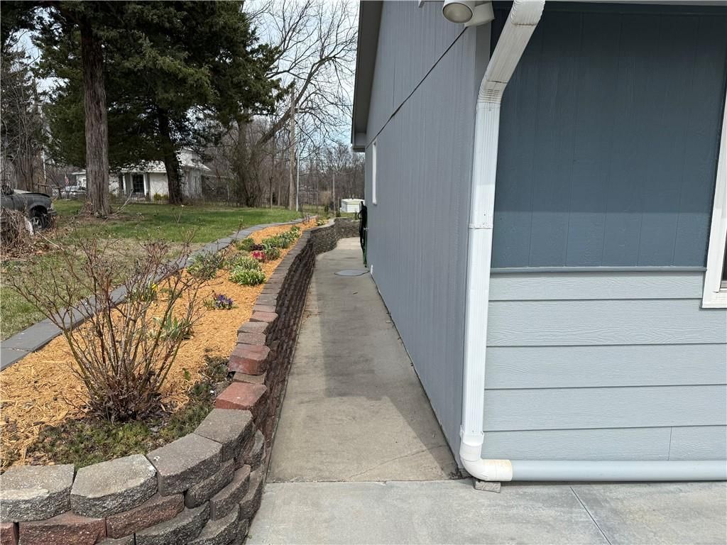 402 W 4th Street — photo 36