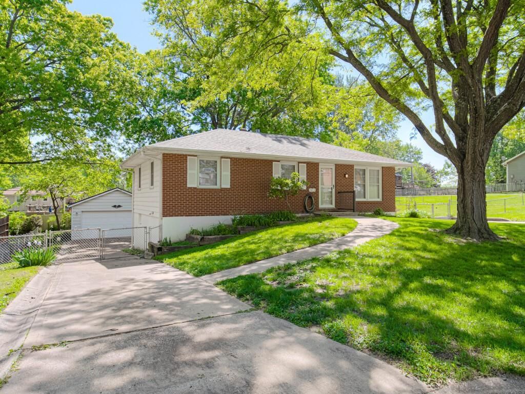 2213 N Mcbride Avenue — photo 3
