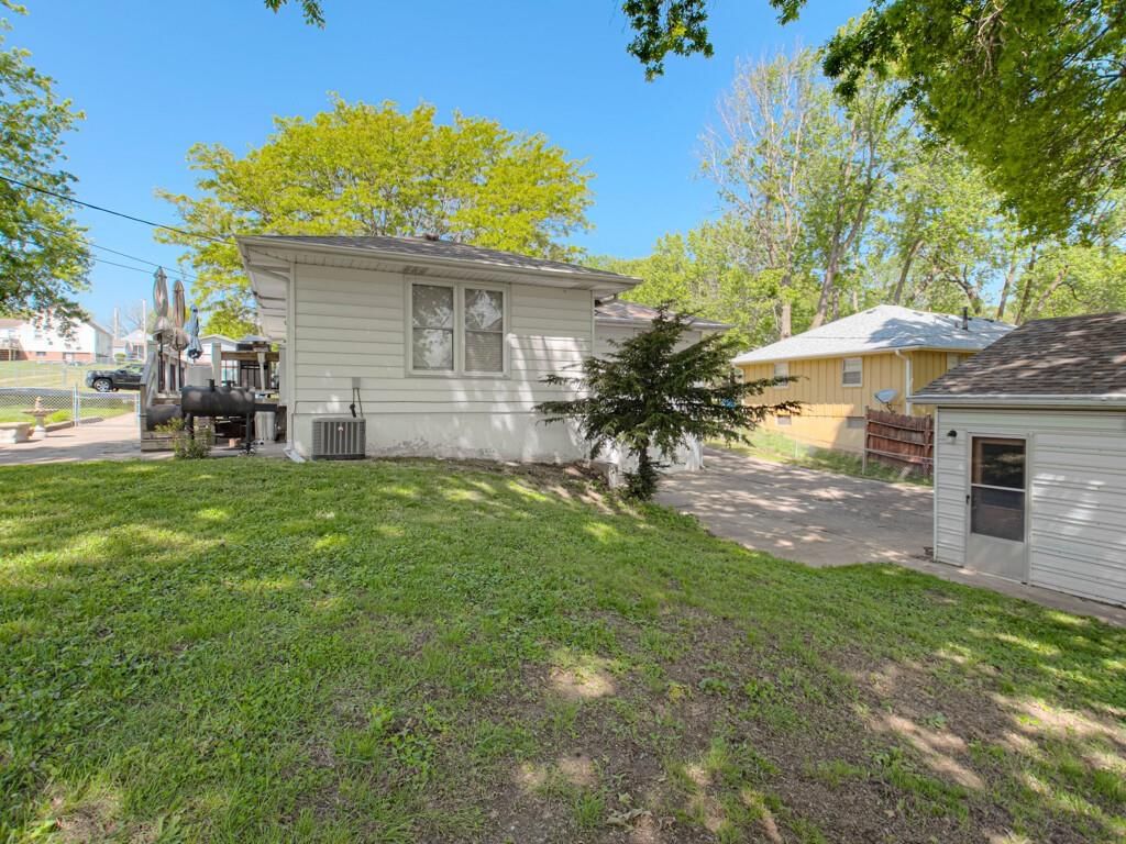 2213 N Mcbride Avenue — photo 31