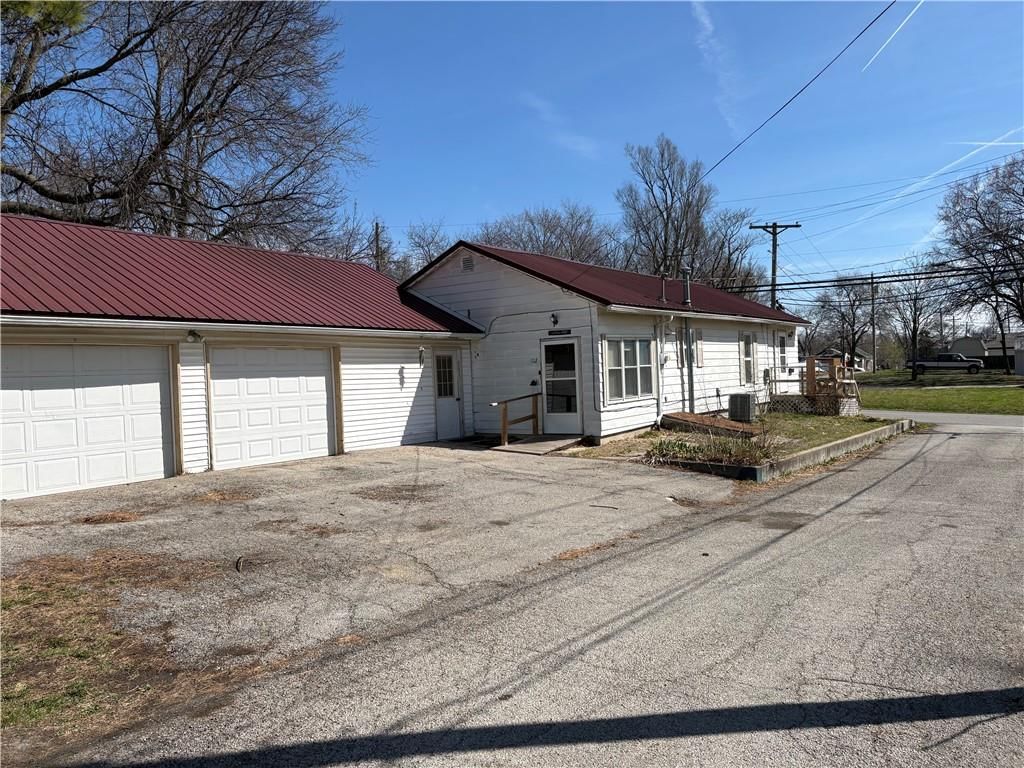 112 S Locust Street — photo 12