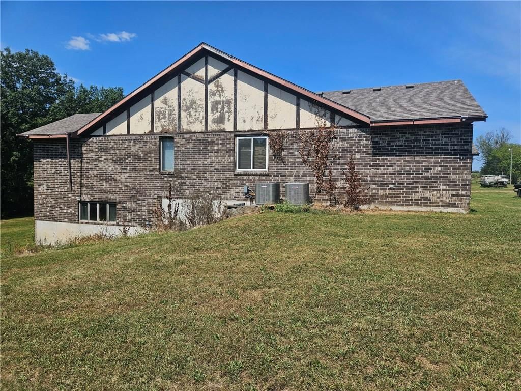 Photo 11 of 62 - 25410 High Drive, Excelsior Springs, MO 64024