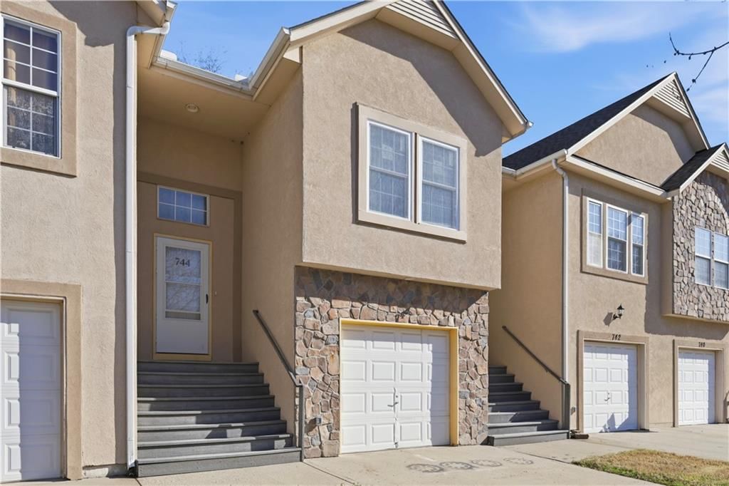 744 Woodson Lane, Gardner, KS