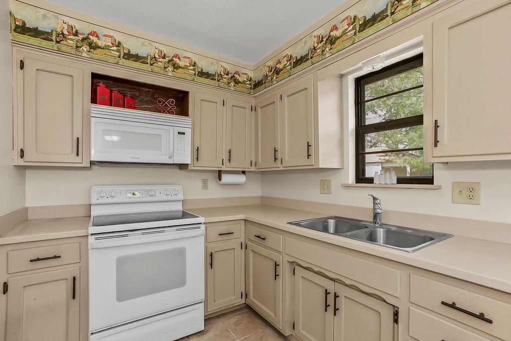 10530 W 59th Terrace — photo 9