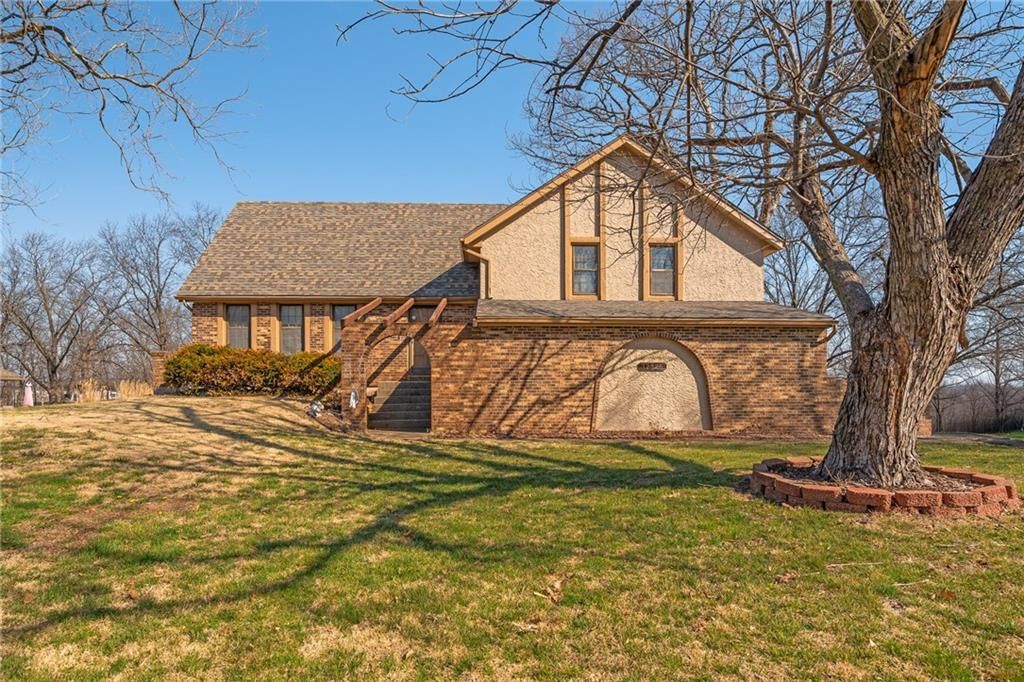 12326 Pinehurst Drive, Kansas City, KS