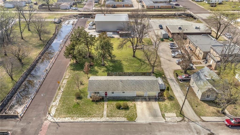 3 W Douglas Street — photo 38
