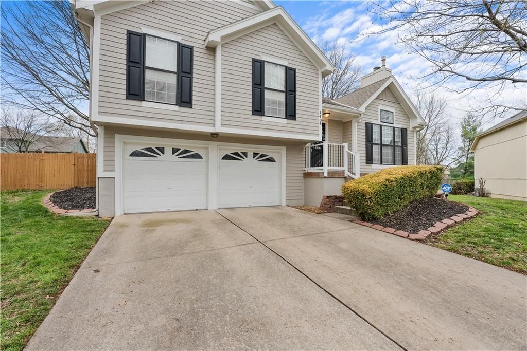 1408 NE Applewood Court — photo 2