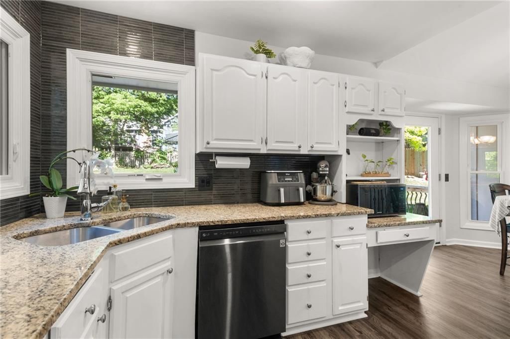 8609 GREENWAY Lane — photo 9