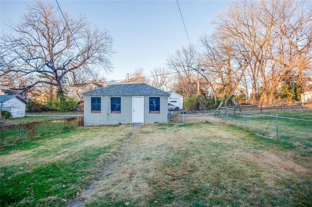 126 E Elm Street — photo 13