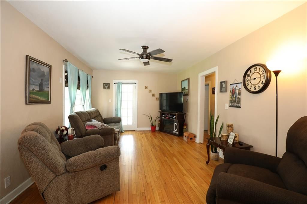 402 S DOYLE Street — photo 2