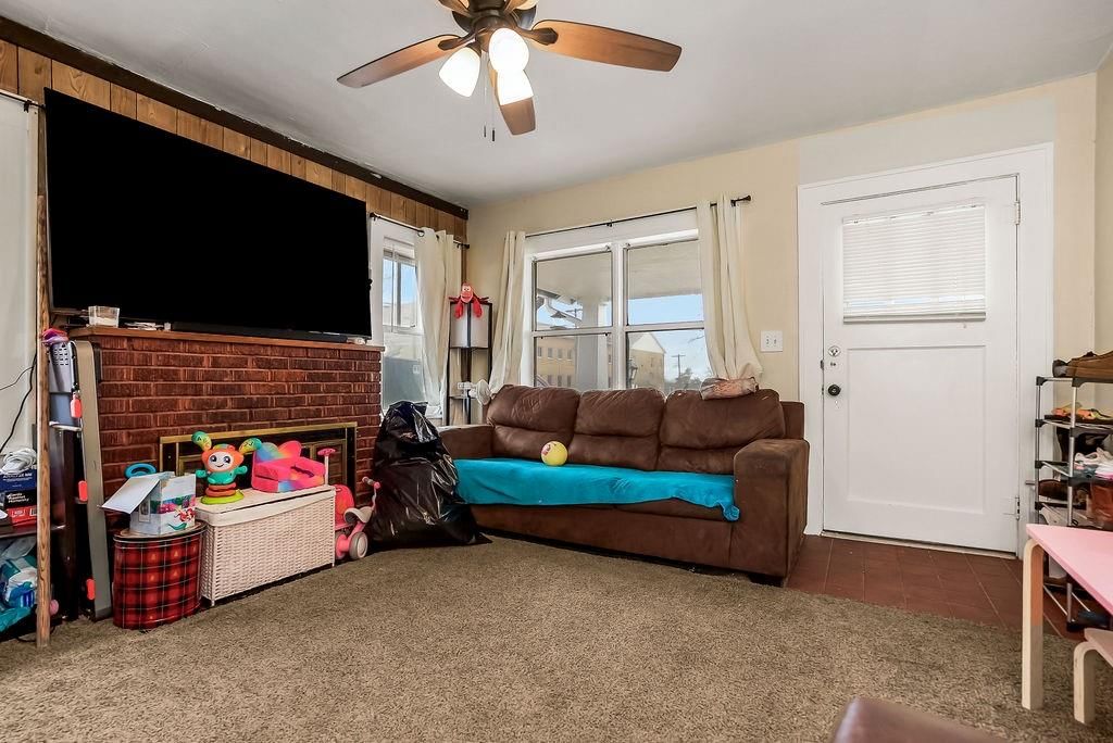 703 E Oak Street — photo 3