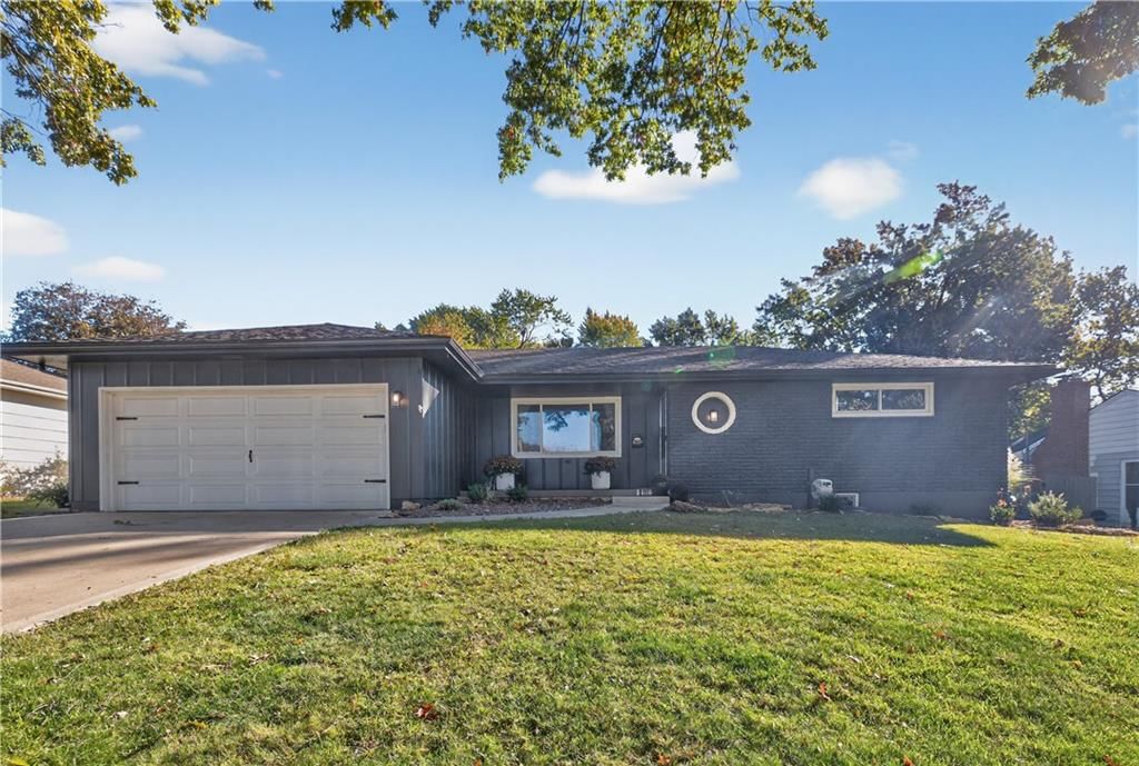 8309 Travis Lane, Overland Park, KS