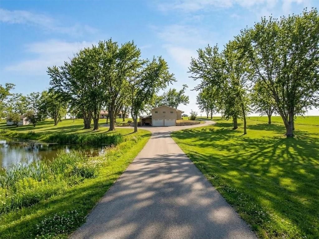 Photo 6 of 65 - 17249 198th Street, Tonganoxie, KS 66086