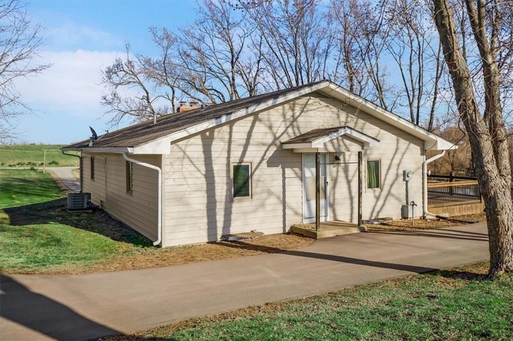 Photo 9 of 65 - 17249 198th Street, Tonganoxie, KS 66086