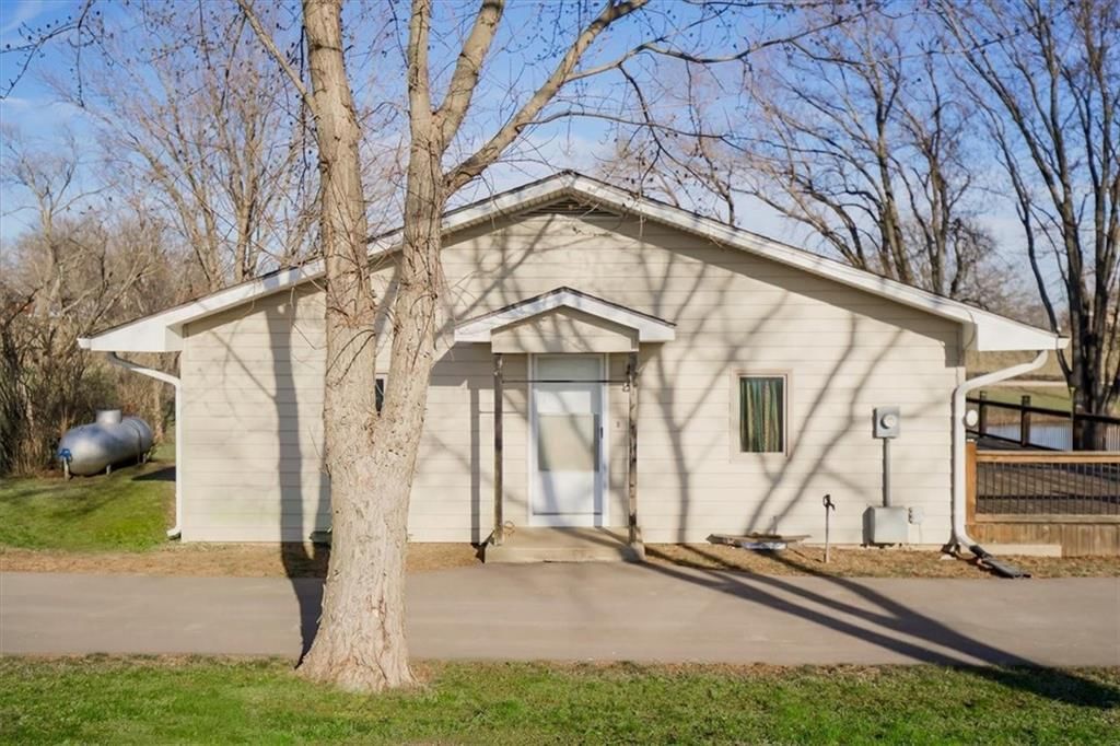 Photo 10 of 65 - 17249 198th Street, Tonganoxie, KS 66086