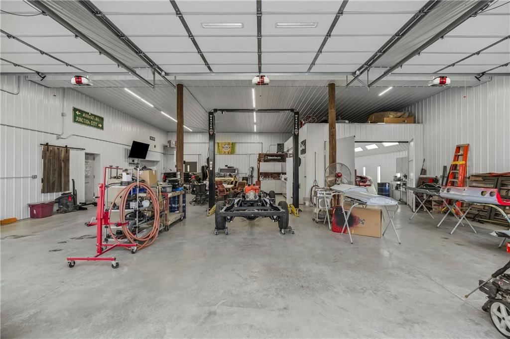 Photo 23 of 65 - 17249 198th Street, Tonganoxie, KS 66086