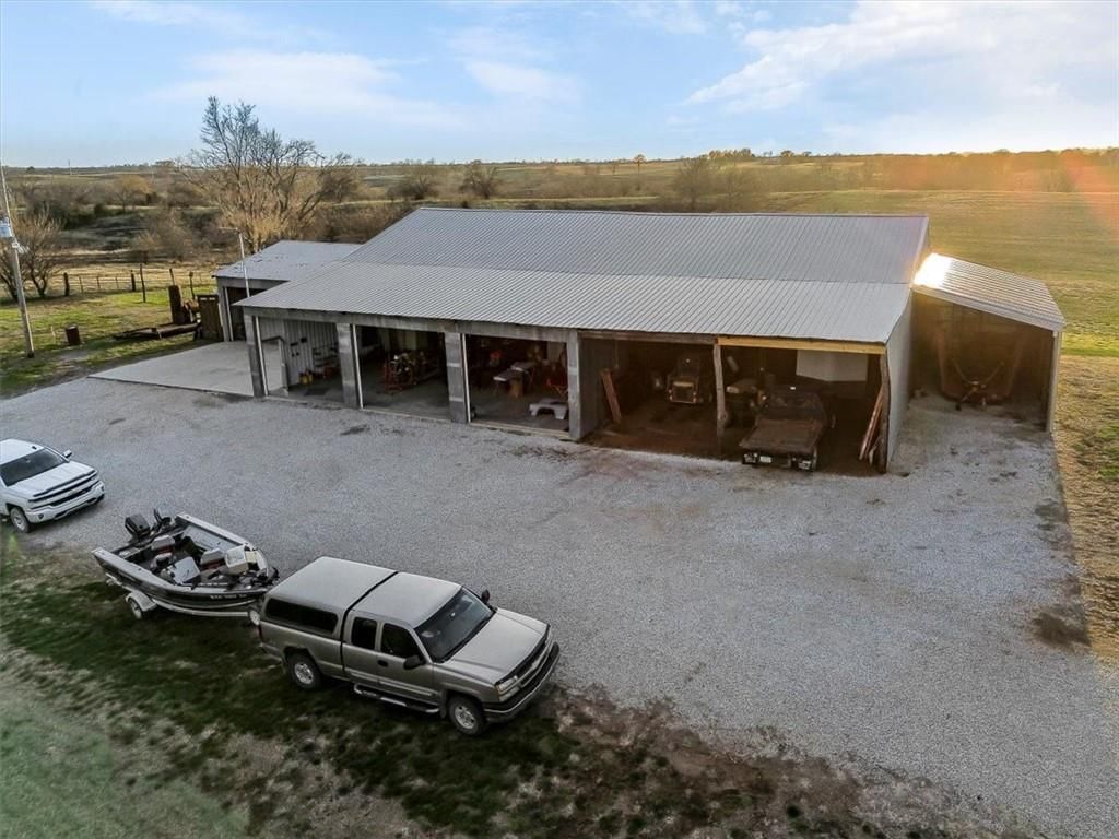 Photo 39 of 65 - 17249 198th Street, Tonganoxie, KS 66086