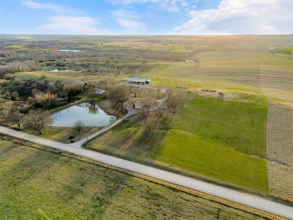 Photo 48 of 65 - 17249 198th Street, Tonganoxie, KS 66086