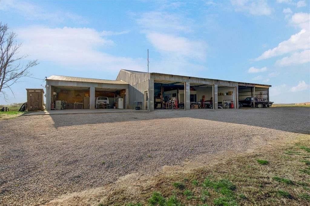 Photo 57 of 65 - 17249 198th Street, Tonganoxie, KS 66086