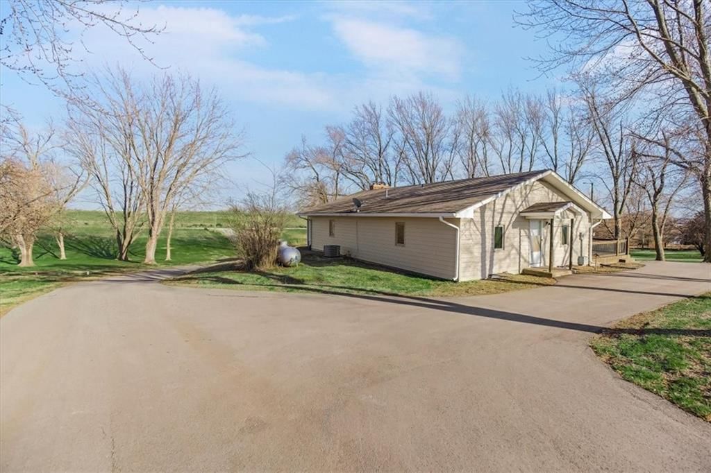 Photo 58 of 65 - 17249 198th Street, Tonganoxie, KS 66086