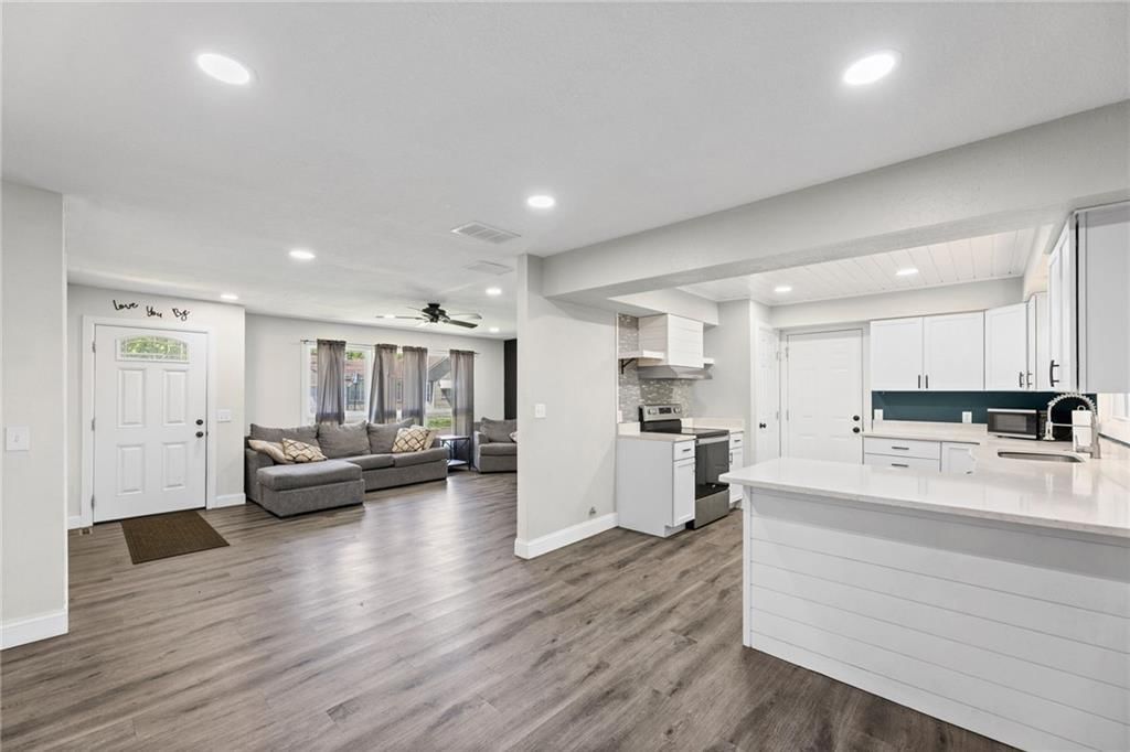 123 W Douglas Street — photo 8
