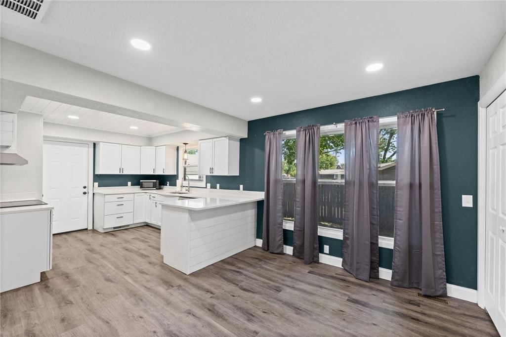 123 W Douglas Street — photo 10