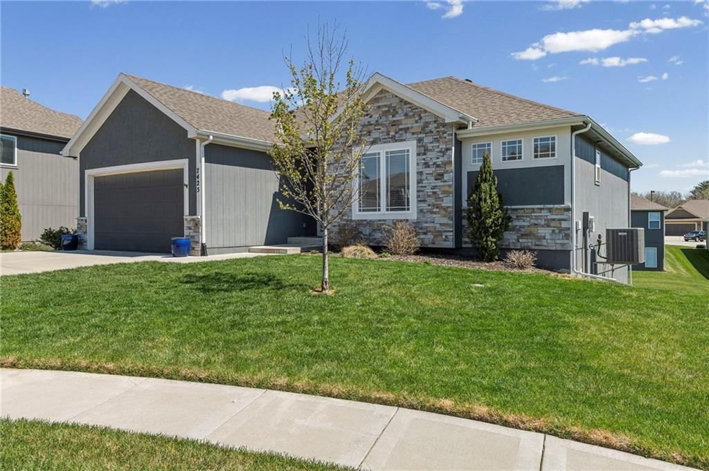 7425 NW Douglas Court — photo 2