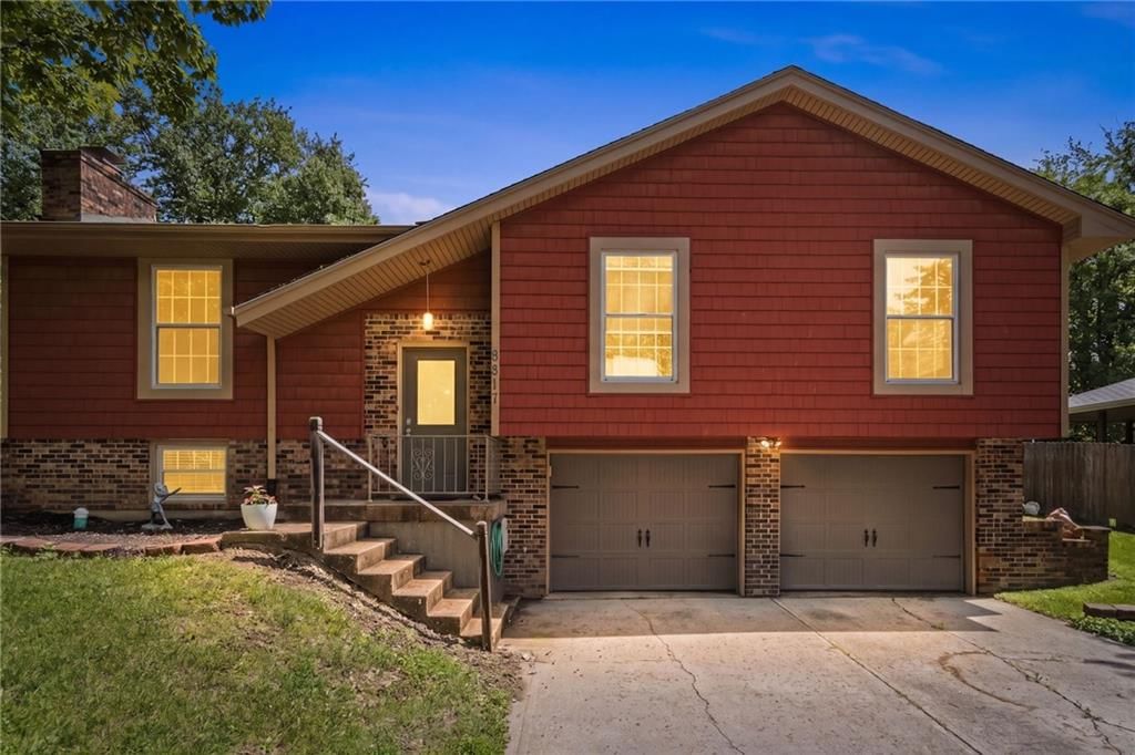 6817 NW Pleasant View Drive, Parkville, MO