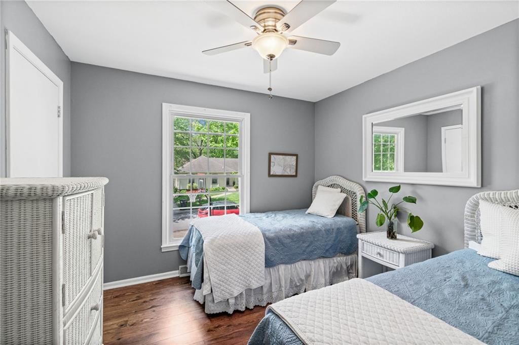 6817 NW Pleasant View Drive — photo 8